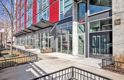 River North Apartment | Trendy Lincoln Park Studio w/W/D, Patio, walk to L, by Blueground