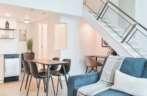 East Village Apartment | Trendy Loft | Downtown | UG Park | Sofa Bed