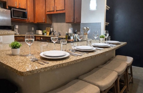 Las Colinas Apartment | Trendy Modern Getaway w/King Bed for a Prime Stay