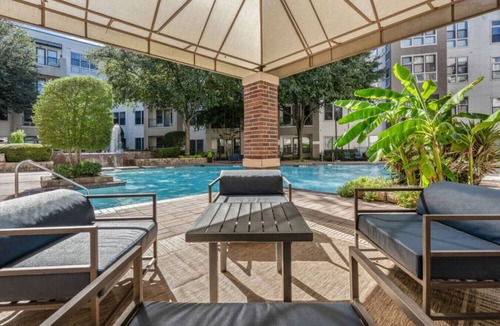 Las Colinas Apartment | Trendy Modern Getaway w/King Bed for a Prime Stay
