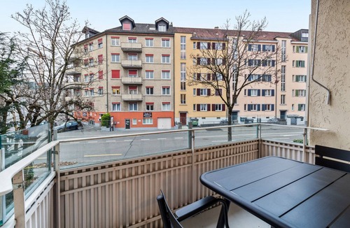 Oerlikon Apartment | Trendy Oerlikon 3.5 Room w/Balcony, 1min to Train Station, by Blueground