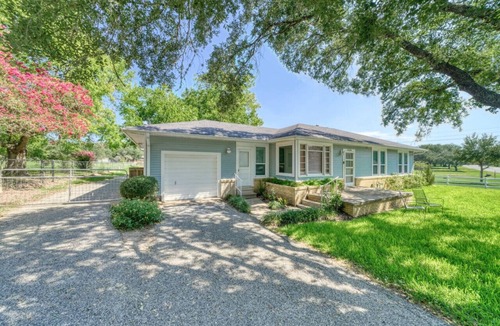 Bellville House | Trendy & Posh! Your smalltown retreat awaits!