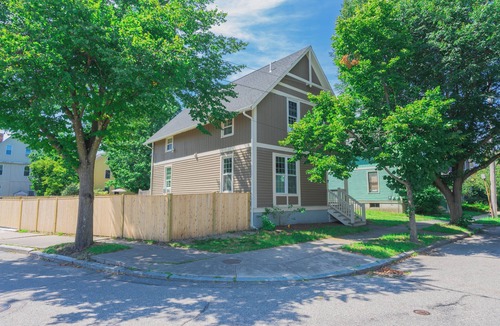West End House | Trendy West-End Home w/piano Hospital Neighborhood