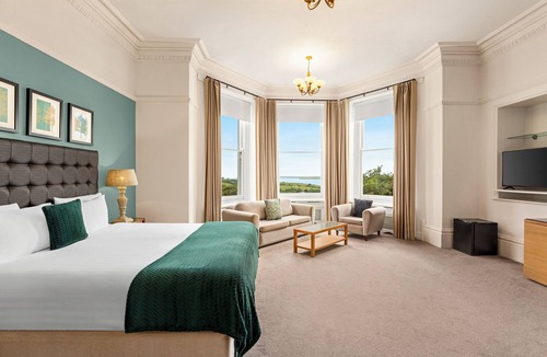 Par Hotel | Trenython Manor Resort