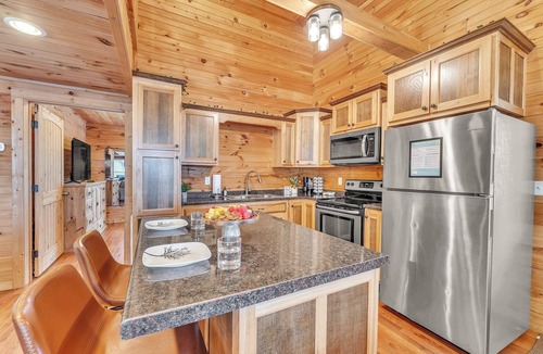 Bryant Cabin | Tri-state Corner Cabin with a fire pit, hot tub, & indoor pool!