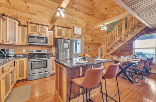 Bryant Cabin | Tri-state Corner Cabin with a fire pit, hot tub, & indoor pool!