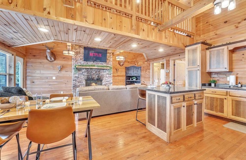 Bryant Cabin | Tri-state Corner Cabin with a fire pit, hot tub, & indoor pool!