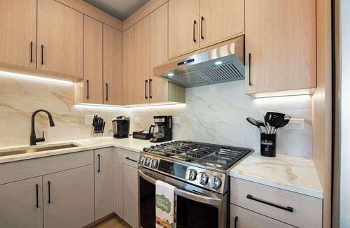 Tri-Taylor Apartment | Tri-Taylor 2BD 2BA Designer Condo with Parking