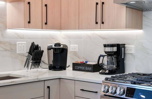 Tri-Taylor Apartment | Tri-Taylor 2BD 2BA Designer Condo with Parking