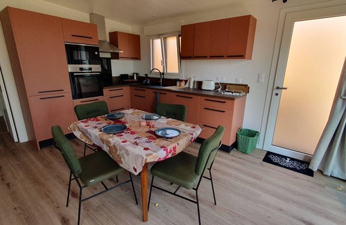 Ambon Cottage | TRIBORD 6-9 pers, seafront, garden to beach access & path GR34, Swimming pool