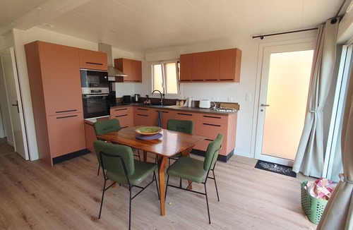 Ambon Cottage | TRIBORD 6-9 pers, seafront, garden to beach access & path GR34, Swimming pool