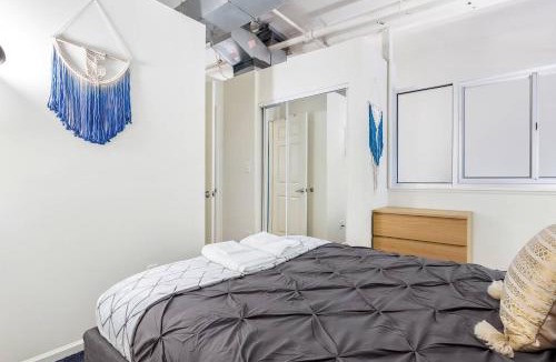 Downtown Apartment | Trifecta 2BR Free Parking Modern Superhost