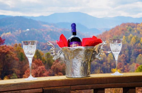 Gatlinburg Cabin | Trillion Dollar Mtn View Great Gatlinburg Location Private Cozy Romantic Hot Tub