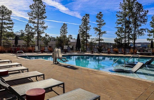 Chapel Hill Apartment | Trilogy 327 · Luxury 2BR apt | Sleep 8 w/Gym & Pool Chapel Hill*