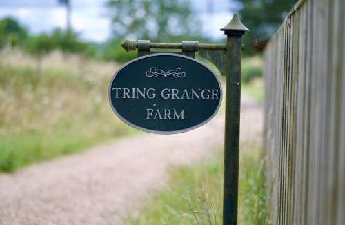 Tring House | Tring Grange Cottage Sleeps 2 with Onsite Parking