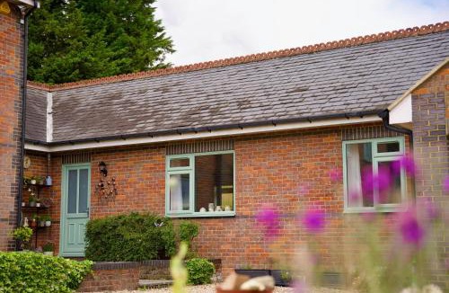 Tring House | Tring Grange Cottage Sleeps 2 with Onsite Parking