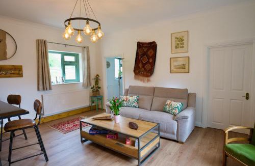 Tring House | Tring Grange Cottage Sleeps 2 with Onsite Parking