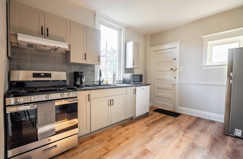 Trinity - Bellwoods House | Trinity Bellwoods 1BR Walk to Cafés Sleeps 4