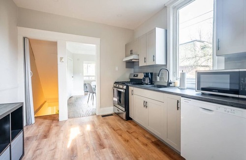 Trinity - Bellwoods House | Trinity Bellwoods 1BR Walk to Cafés Sleeps 4