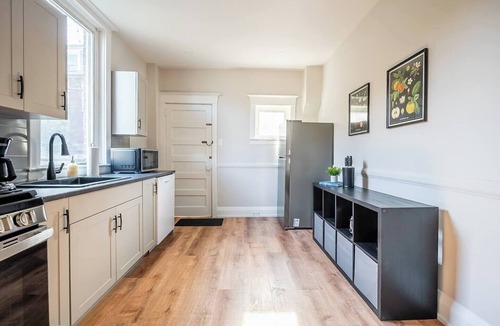 Trinity - Bellwoods House | Trinity Bellwoods 1BR Walk to Cafés Sleeps 4