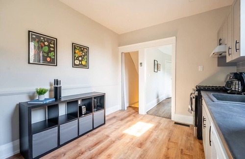 Trinity - Bellwoods House | Trinity Bellwoods 1BR Walk to Cafés Sleeps 4