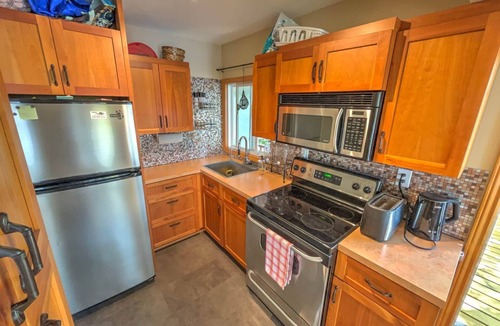 Jones Falls House | Trinity Cottage | Waterfront Escape on Whitefish Lake