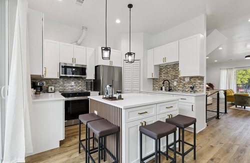 West Dallas House | Trinity Groves 4BR Home 3-Story Dallas Retreat