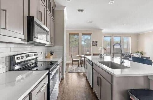West Dallas House | Trinity Groves Retreat | Large Modern 5 BR Home