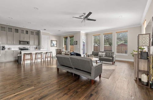 West Dallas House | Trinity Groves Retreat | Large Modern 5 BR Home