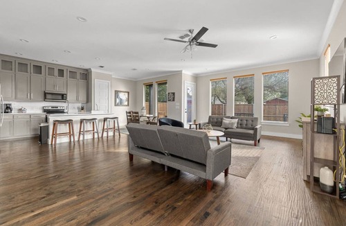 West Dallas House | Trinity Groves Retreat Large Modern 5 BR Home