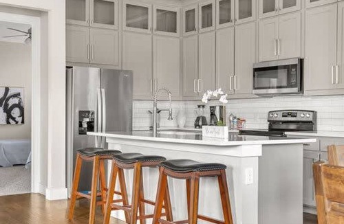 West Dallas House | Trinity Groves Retreat Large Modern 5 BR Home