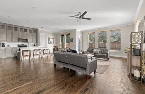 West Dallas House | Trinity Groves Retreat Large Modern 5 BR Home