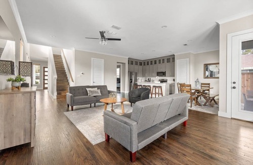 West Dallas House | Trinity Groves Retreat Large Modern 5 BR Home