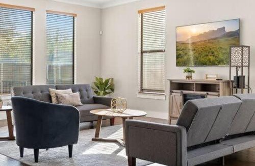 West Dallas House | Trinity Groves Retreat - Large Modern 5 BR Home
