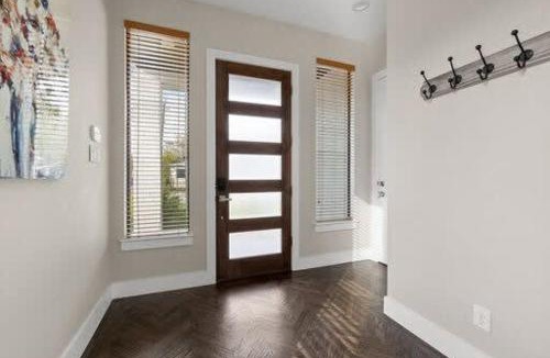 West Dallas House | Trinity Groves Retreat - Large Modern 5 BR Home