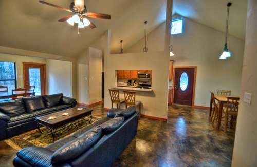 Hillsboro Cabin | Trinity Trails: Cedar Springs Cabin on 6 private acres on Lake Aquilla