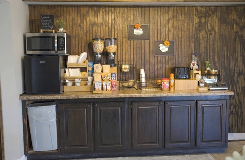 Brownsville Hotel | Triple Retreat: 3 Spacious & Bright 2 Queen Bed Units w/Easy Downtown Access