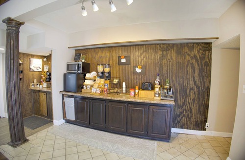 Brownsville Hotel | Triple Retreat: 3 Spacious & Bright 2 Queen Bed Units w/Easy Downtown Access