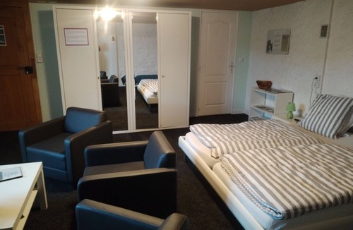 Anjeux Bed & Breakfast | Triple room-Basic-Ensuite-Jura