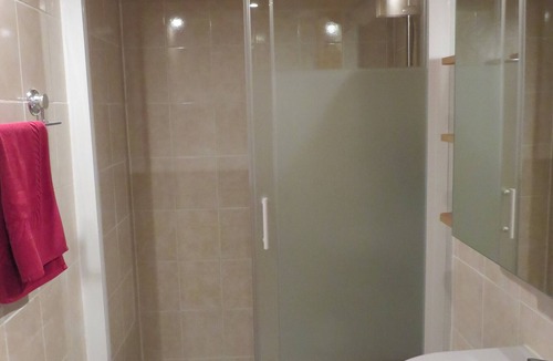 Anjeux Bed & Breakfast | Triple room-Basic-Ensuite-Jura