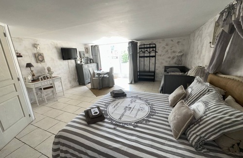Cabries Bed & Breakfast | Triple room-Comfort-Ensuite-Garden view