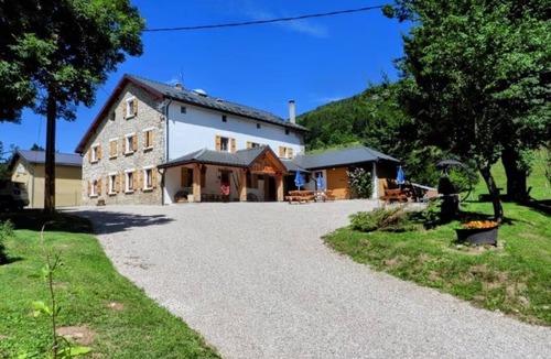 Vassieux-en-Vercors Apartment | Triple Room with Half Board, Shared Bathroom