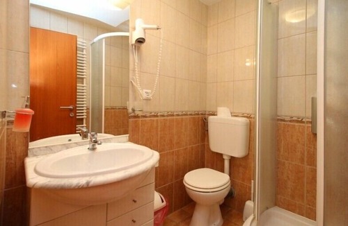 Primosten Apartment | Triple room with bathroom and sea view
