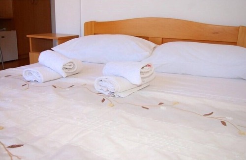 Primosten Apartment | Triple room with bathroom and sea view