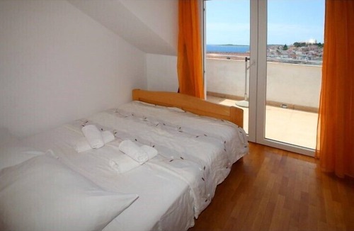 Primosten Apartment | Triple room with bathroom and sea view