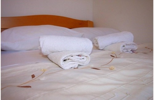 Primosten Apartment | Triple room with bathroom and sea view