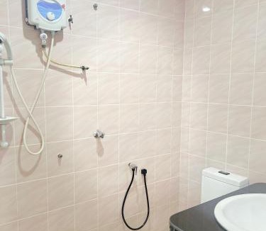 Bukit Kecil House | Triple room with private bathroom