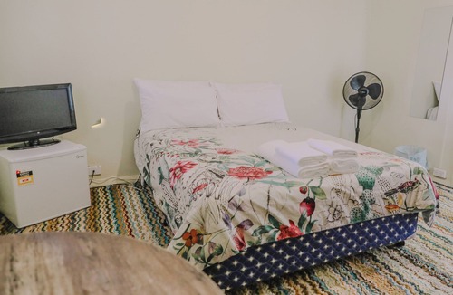 Capertee Hotel | Triple Room With Shared Bathroom