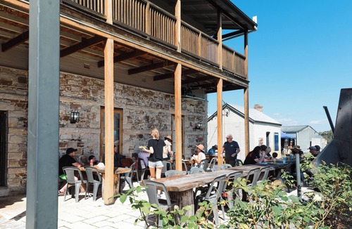 Capertee Hotel | Triple Room With Shared Bathroom