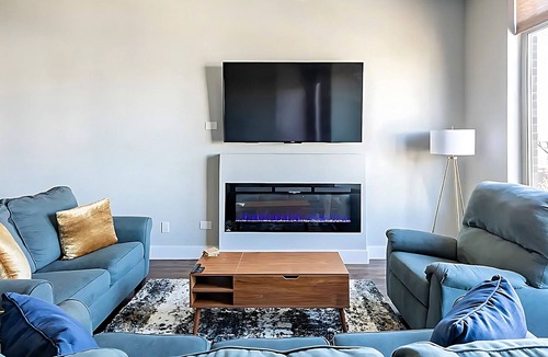 Farmers Branch House | Triplex Contemporary Townhome | Private Balcony
